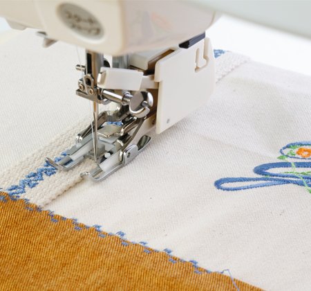 Even feed foot with quilting guide (AC)